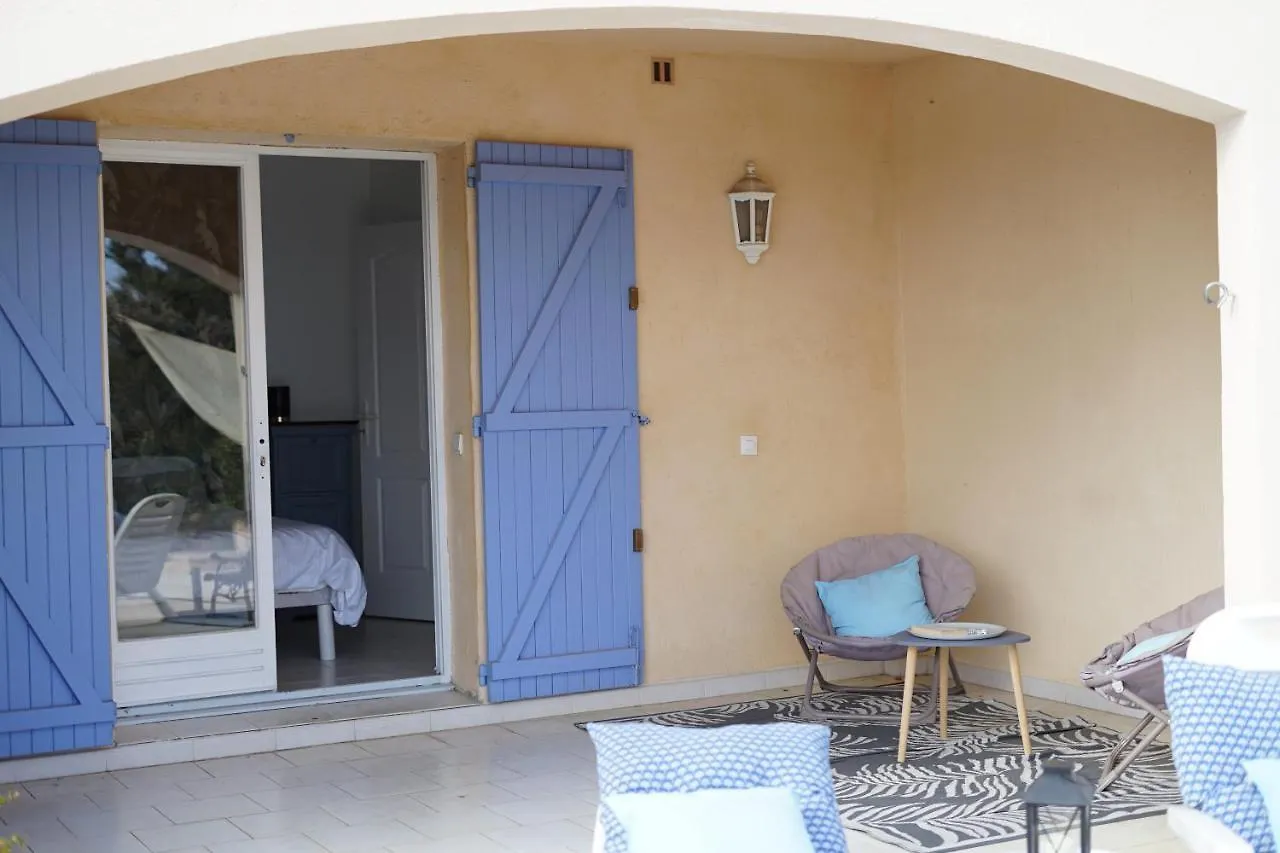 Les Volets Bleus Otel Spéracèdes Konukevi