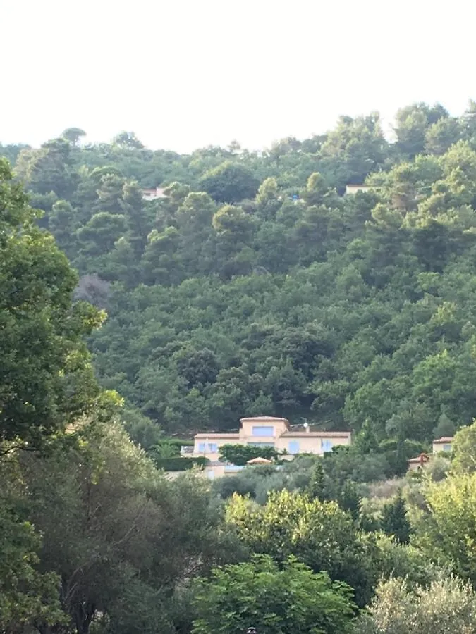 Konukevi Les Volets Bleus Otel Spéracèdes