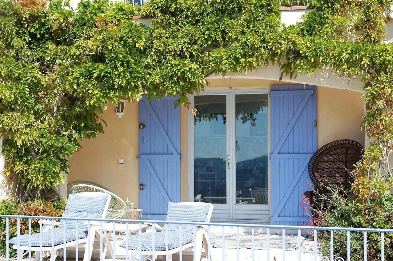 Les Volets Bleus Otel Spéracèdes Konukevi
